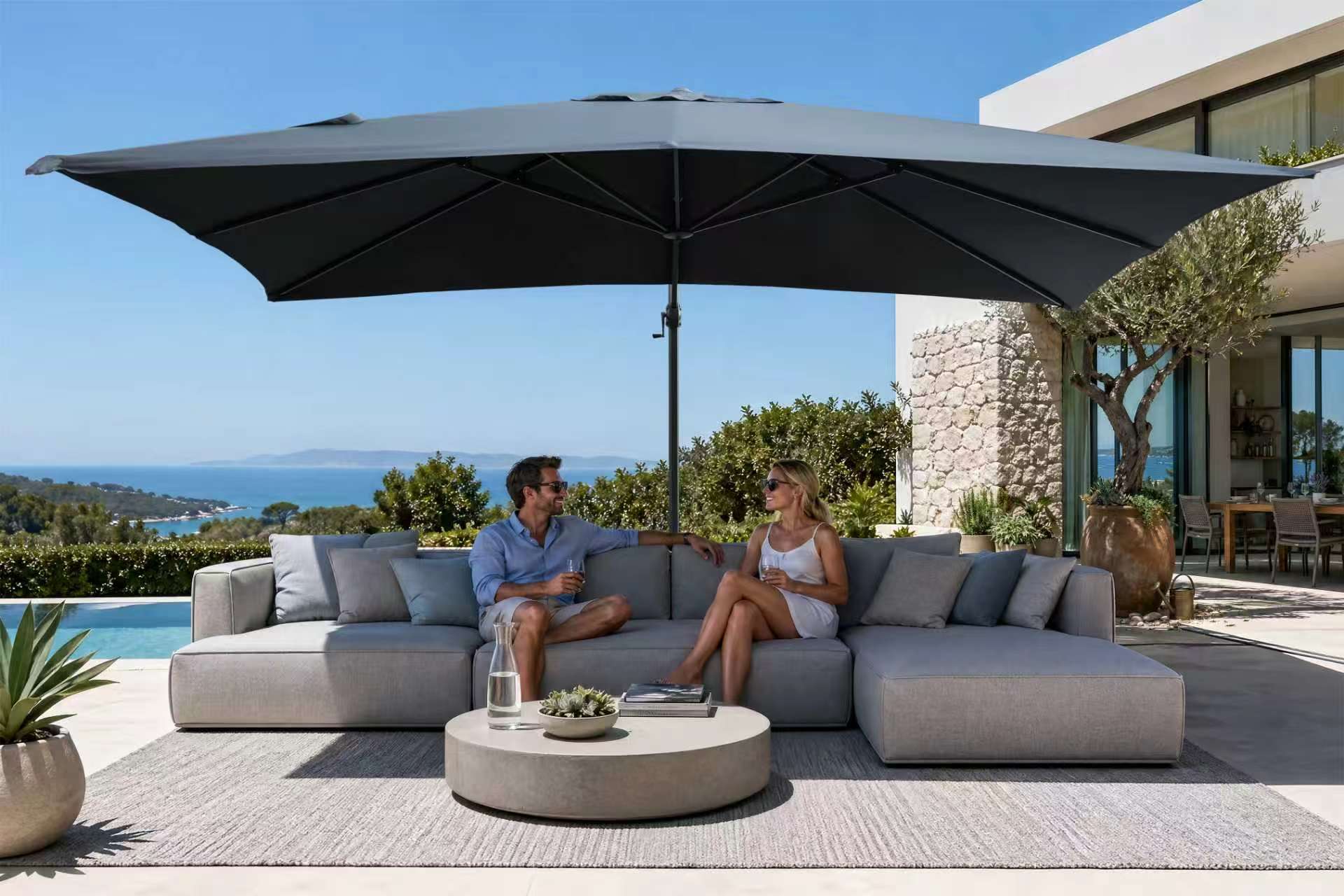 Feel Furniture Roma Parasol 4x3 meter bij loungeset met zeezicht