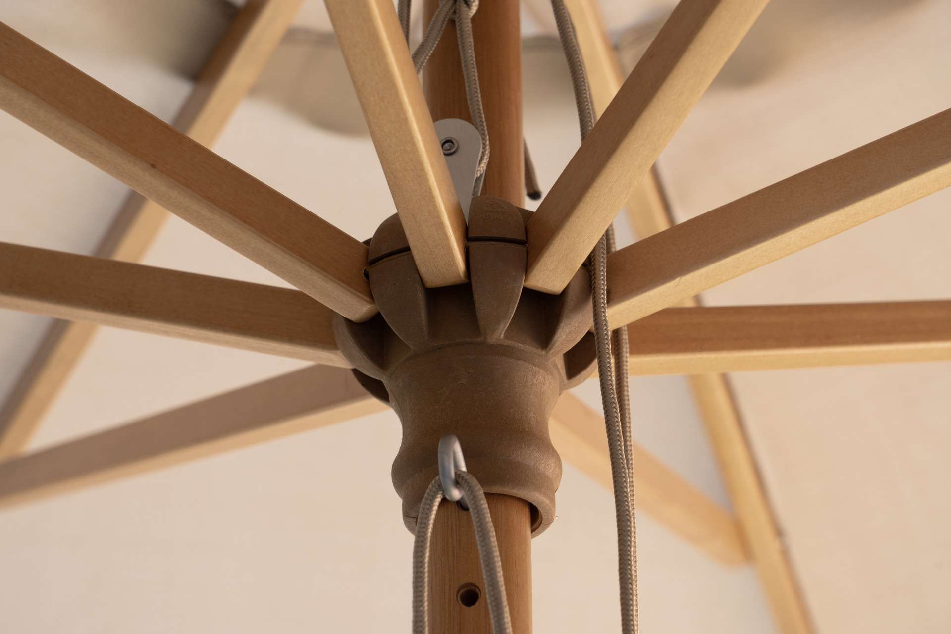 Detail eikenhouten frame en vergrendeling
